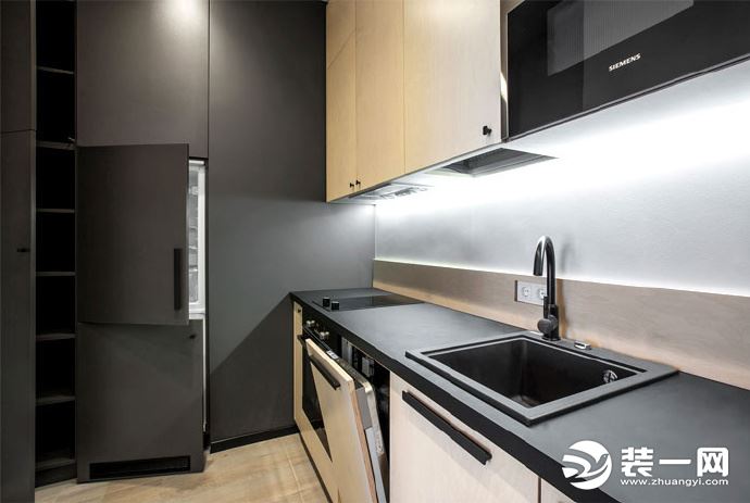 厨房简约黑白设计,安装上下橱柜增加空间收纳功能,将冰箱嵌入式